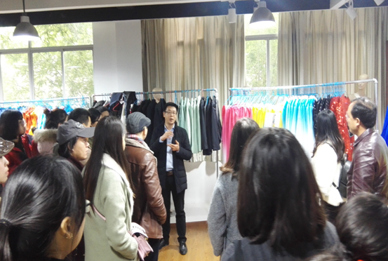 首届重庆市中职民族工艺品制作专业“双师型”师资培训班学员来我系参观学习