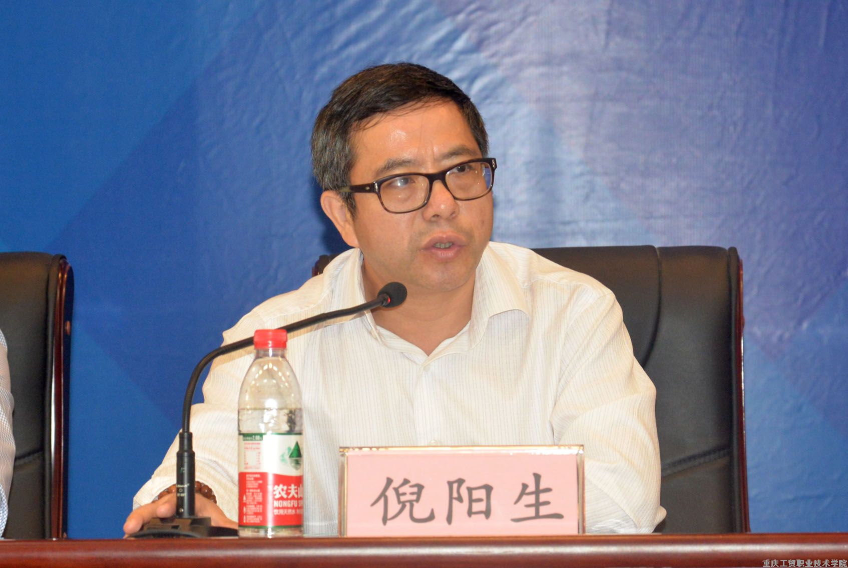 全国纺织服装职业教育教学指导委员会鞋服饰品及箱包专业指导委员会换届大会在我院举行